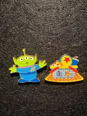 Loungefly Green Alien & Toy Arcade Enamel Pin Set